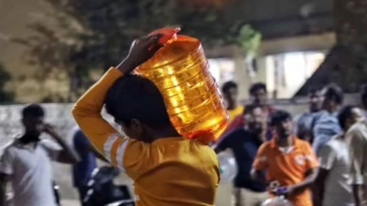 आयटी सिटीत एकीकडे पाण्याची टंचाई, दुसरीकडे पाण्याचा वापर गाड्या धुण्यासाठी, मनपाने उचलले कठोर पाऊल आयटी सिटीत एकीकडे पाण्याची टंचाई, दुसरीकडे पाण्याचा वापर गाड्या धुण्यासाठी, मनपाने उचलले कठोर पाऊल