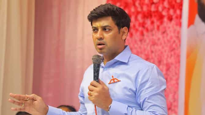 कल्याणच्या जागेवर देवेंद्र फडणवीसांकडून उमेदवार जाहीर; श्रीकांत शिंदे यांची पहिली प्रतिक्रिया