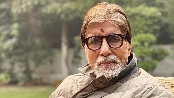 बाॅलिवूडचे बिग बी अर्थात अमिताभ बच्चन हे कायमच चर्चेत असतात. अमिताभ बच्चन यांची सोशल मीडियावर जबरदस्त अशी फॅन फाॅलोइंग ही बघायला मिळते. अमिताभ बच्चन कोट्यवधी संपत्तीचे मालक आहेत.