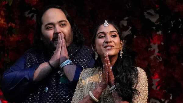 मुकेश अंबानी आणि नीता अंबानी यांचा लेक अनंत अंबानी याचे प्री वेडिंग फंक्शन हे काही दिवसांपूर्वीच गुजरात येथे पार पडले. या फंक्शनला बाॅलिवूड कलाकारांनी मोठ्या संख्येने हजेरी लावली.