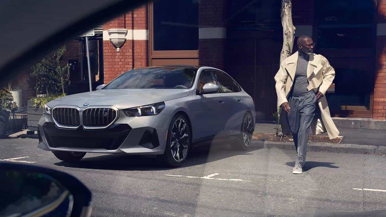 BMW i5 M60 xDrive में ॲडप्टिव LED हेडलॅम्प्स, स्पोर्टी बॉडी किट, बूमरँग आकाराचे LED DRLची जोडी, 20 इंचाचे अलॉय व्हील्स आणि लाल रंगाचे ब्रेक कॅलीपर्स देण्यात आले आहे.