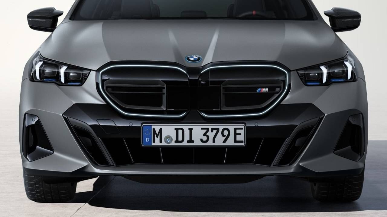 BMW i5 इलेक्ट्रिक सेडॅनची किंमत 1 कोटी 19 लाख रुपये आहे. या किंमती एक्स-शोरुमनुसार आहेत. या कारची डिलिव्हरी ग्राहकांना याच वर्षी जुलै महिन्यापसून सुरु होईल. 