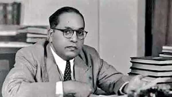 बाबासाहेबांचा जन्म 14 एप्रिल 1891 रोजी महू येथे झाला. महू पूर्वी महाराष्ट्रात होते. आता तो मध्यप्रदेशचा भाग आहे. आता या भागाला आंबेडकर नगर म्हणून ओळखलं जातं.