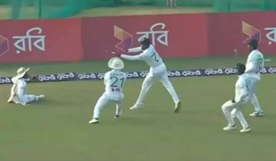 एक बॉल पकडण्यासाठी धावले 5 खेळाडू, प्रेक्षकांना हसू आवरेना