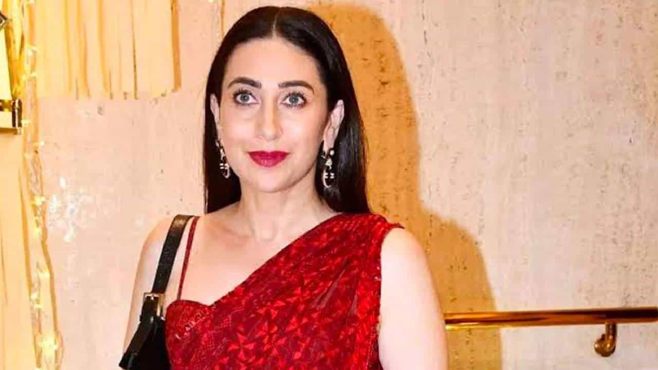 बाॅलिवूड अभिनेत्री करिश्मा कपूर हिने 2016 मध्ये संजय कपूर यांच्यासोबत घटस्फोट घेतला. तेंव्हापासून करिश्मा कपूर ही एकटे आयुष्य जगत आहे. अभिनेत्रीने दुसरे लग्न केले नाहीये.