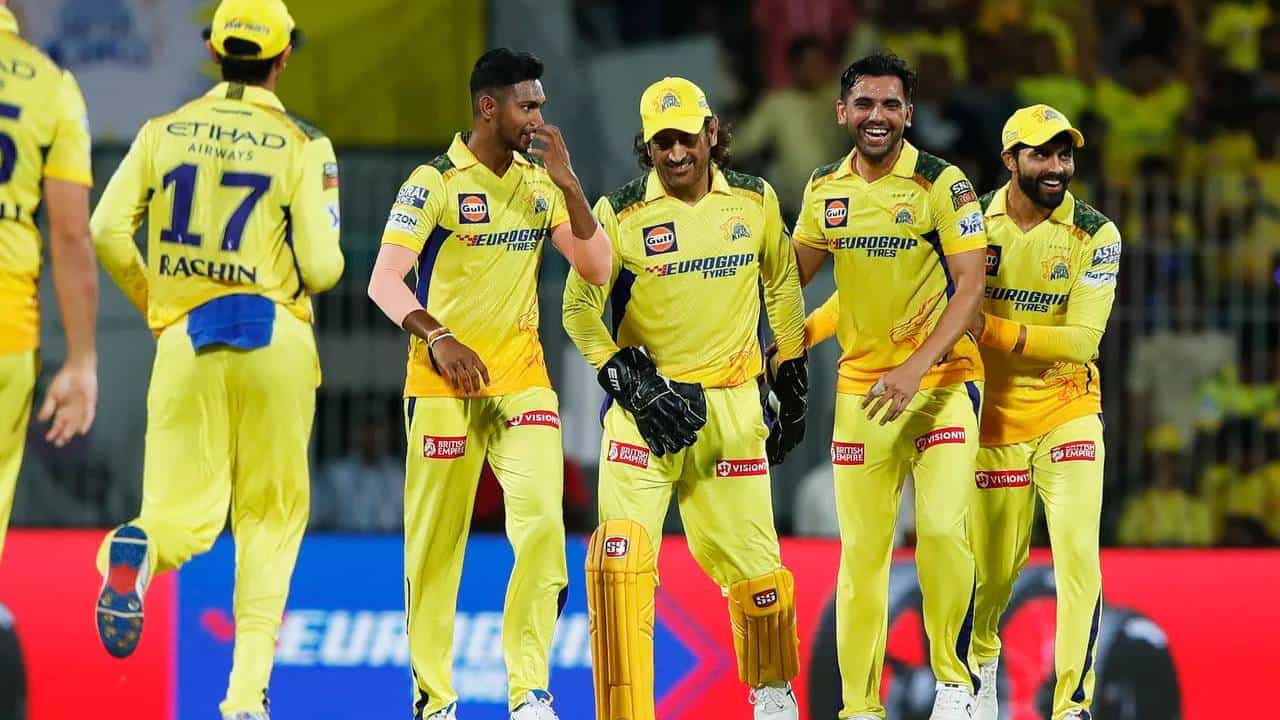 आयपीएल स्पर्धेतील 29 वा सामना चेन्नई सुपर किंग्स आणि मुंबई इंडियन्स यांच्यात होत आहे. हा सामना मुंबईच्या वानखेडे स्टेडियमवर होणार आहे. त्यामुळे या सामन्यात मुंबईचं पारडं जड आहे. पण असं असलं तरी चेन्नईतील पाच खेळाडू मुंबईवर भारी पडू शकतात. वानखेडेच्या खेळपट्टीची आणि मैदानाचा अंदाज असल्याने मुंबईच्या रणनितीवर फरक पडू शकतो.