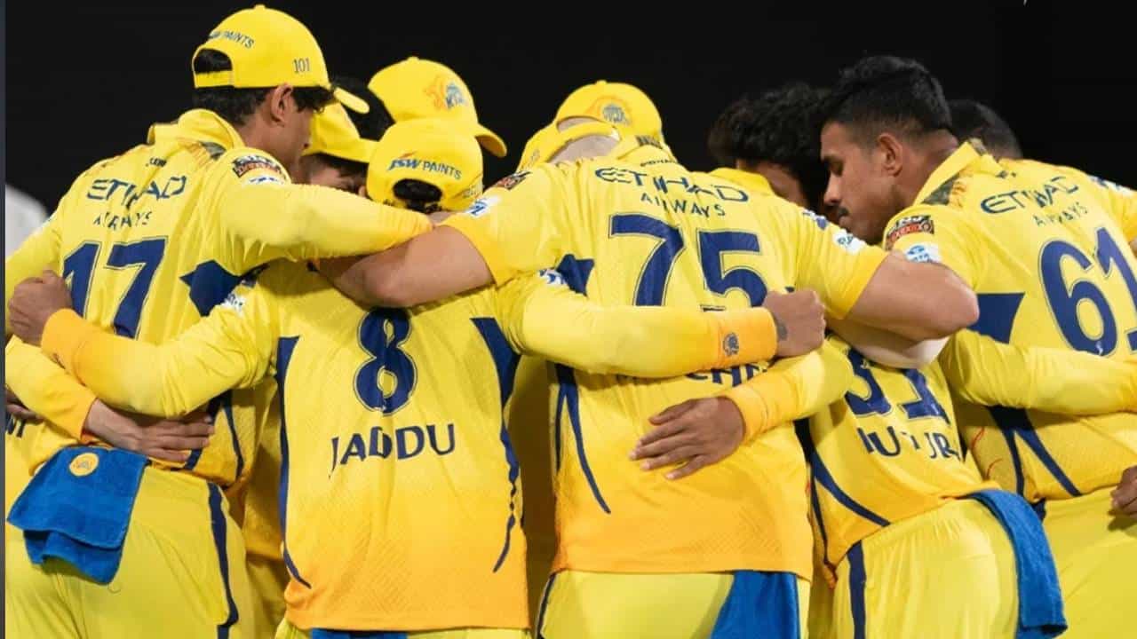 आयपीएलच्या 17व्या पर्वात चेन्नई सुपर किंग्सचा संघ फलंदाजी आणि गोलंदाजीत चांगली कामगिरी करत आहे. ऋतुराज गायकवाडच्या नेतृत्वात चेन्नईने प्लेऑफच्या दिशेने कूच केली आहे.