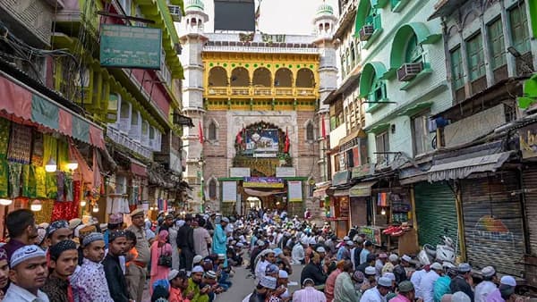 ईद हा मुस्लिम समाजाचा महत्वाचा सण आहे. फक्त भारतच नव्हे तर जगभरात ईद साजरी केली जाते. ईदनिमित्त महिनाभर रोजा धरला जातो. या ईदला मीठी ईद म्हणून देखील म्हटले जाते.