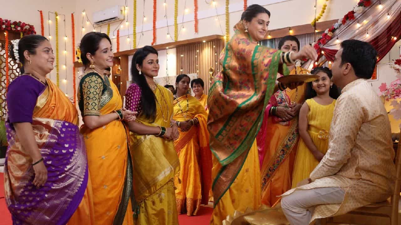 रणदिवे आणि विखेपाटील कुटुंबात सारंग आणि ऐश्वर्याच्या लग्नाची धामधूम सुरू आहे. खरंतर दोन कुटुंबातलं वैर मिटावं म्हणून जानकी-ऋषिकेशने पुढाकार घेत ऐश्वर्या आणि सौमित्रच्या लग्नाचा घाट घातला.