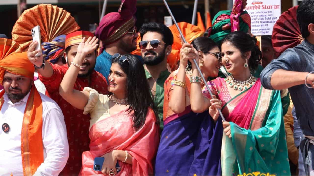 आज सगळीकडेच गुढीपाडव्याचा उत्साह पाहायला मिळतोय. स्टार प्रवाह वाहिनीच्या कलाकारांनीही मराठी नववर्षाचं जल्लोषात स्वागत केलं. गिरगाव इथल्या भव्यदिव्य स्वागतयात्रेत स्टार प्रवाहचे कलाकार सहभागी झाले