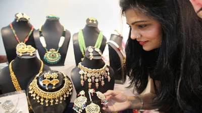 Gold Silver Rate Today 18 April 2024 : सोने-चांदीने घेतली उसंत; घेणार का एक लाखाची भरारी? आजचा भाव तरी काय