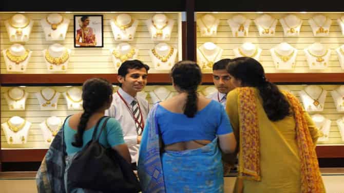 Gold Silver Rate Today 26 April 2024 : सराफा बाजारातून आनंदवार्ता, सोने-चांदीत आली स्वस्ताई, काय आहेत किंमती