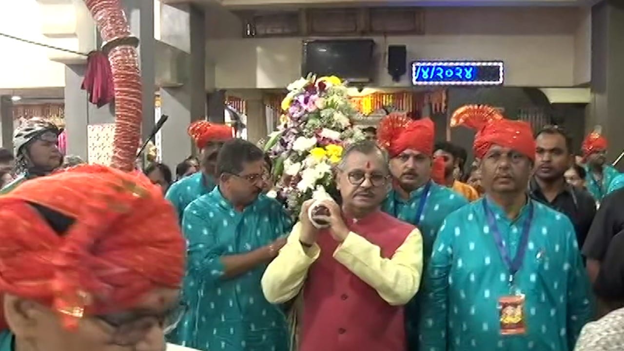 डोंबिवलीच्या स्वागतयात्रेची राज्य नव्हे तर देशभरात उत्सुकता असते. मंगळवारी सकाळीच गणेश पूजा झाल्यानंतर गणपती मंदिरातून पालखी बादशाहो मैदानाच्या दिशेने निघाली ज्येष्ठ वकील उज्ज्वल निकम हे या पालखी सोहळ्याला उपस्थित होते.