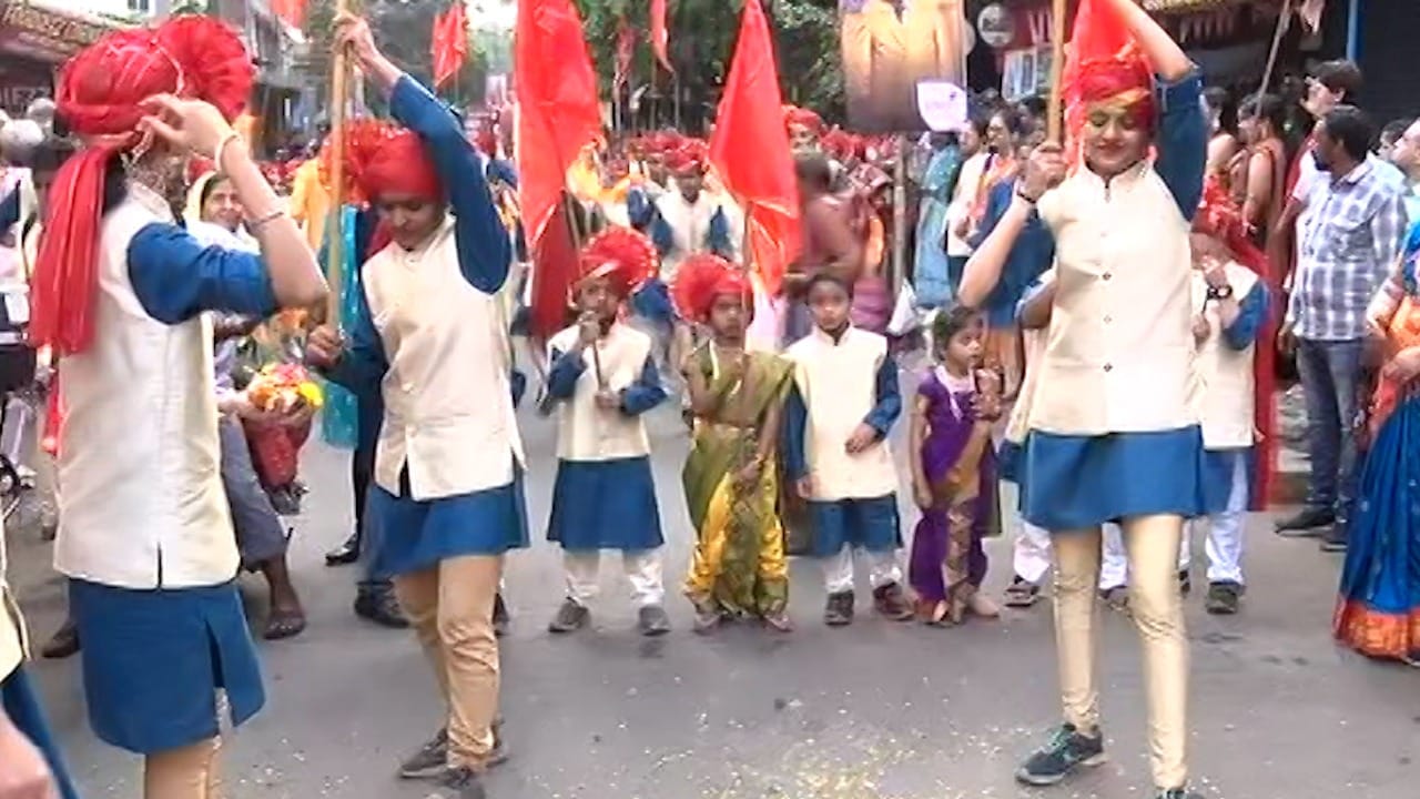 डोंबिवलीत स्वागत यात्रेत ढोल ताशा पथक लेझीमसह विविध सांस्कृतिक वेशभूषा केलेली तरुणाई आली. दुसरीकडे मराठी कलाकार देखील डोंबिवलीच्या या स्वागत यात्रेत मोठ्या प्रमाणात सहभागी झाले. शोभा यात्रेमध्ये मराठी सिने कलाकारांची मांदियाळी डोंबिवलीकरांना अनुभवायला मिळाली.