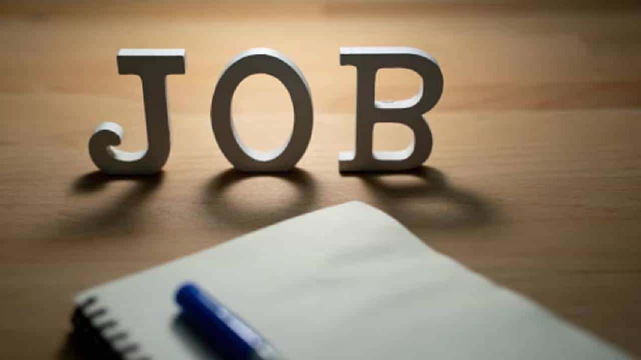 नोकरीच्या शोधात असणाऱ्यांसाठी मोठी बातमी आहे. इलेक्ट्रॉनिक्स कॉर्पोरेशन ऑफ इंडिया लिमिटेड यांच्याकडून भरती प्रक्रिया राबवली जातंय. नोकरीच्या शोधात असणाऱ्यांसाठी मोठी संधी नक्कीच आहे.