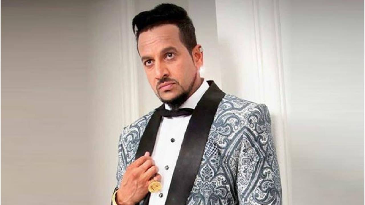 'तो' गाण्याचा वाद गायकाच्या अंगलट, गाण्यातून महिलांवर खालच्या पातळीवर टीका, महिला आयोगानेही.. 'तो' गाण्याचा वाद गायकाच्या अंगलट, गाण्यातून महिलांवर खालच्या पातळीवर टीका, महिला आयोगानेही..