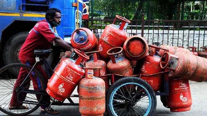 Maharashtra budget 2024 : वर्षाला 3 गॅस सिलिंडर फ्री, अजित पवारांकडून नव्या योजनेची घोषणा, कुणाला मिळणार लाभ? Maharashtra budget 2024 : वर्षाला 3 गॅस सिलिंडर फ्री, अजित पवारांकडून नव्या योजनेची घोषणा, कुणाला मिळणार लाभ?