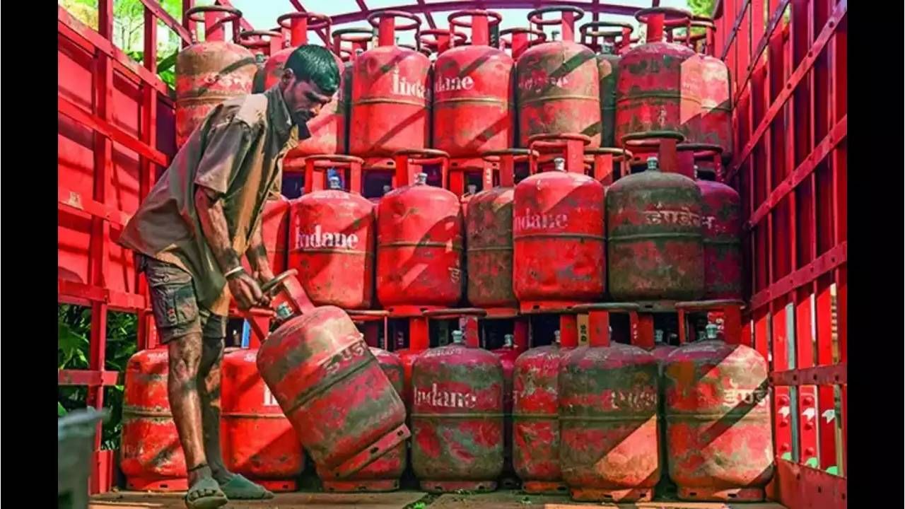 LPG Price Cut: महिलांसाठी खुशखबर, एलपीजी सिलेंडर स्वस्त, असे आहेत नवीन दर