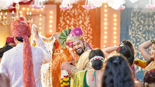 स्टार प्रवाह वाहिनीवरील 'मन धागा धागा जोडते नवा' या मालिकेतल्या सार्थक-आनंदीच्या जोडीला प्रेक्षकांचं भरभरुन प्रेम मिळत आहे. सार्थकचं आनंदीवर जीवापाड प्रेम आहे. आपल्या प्रत्येक कृतीतून आनंदीवरचं प्रेम आणि तिच्याविषयी वाटणारा आदर तो व्यक्त करत असतो.