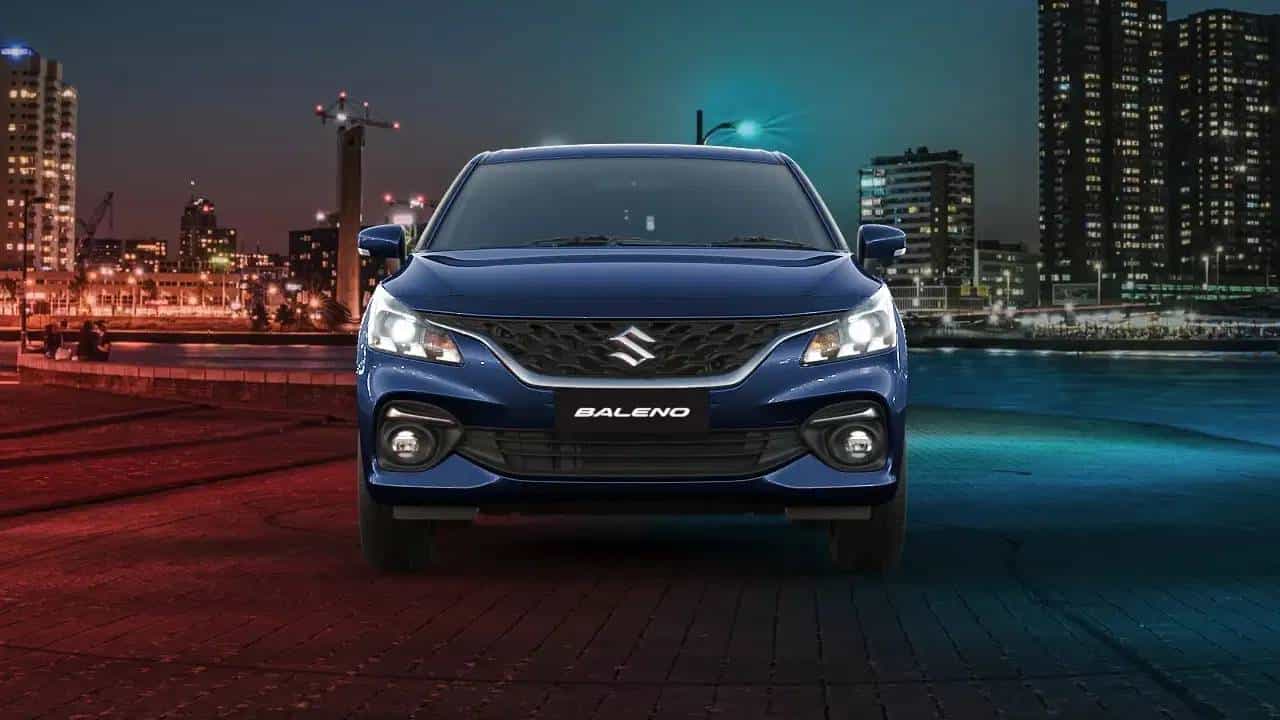 Maruti Suzuki Baleno : मारुतीची प्रीमियम हॅचबॅक बलेनो ही देशातील सर्वाधिक विक्री होणाऱ्या कारच्या यादीत सहभागी आहे. या कारमध्ये तुम्हाला 6 एयरबॅग मिळतात. या कारची सुरुवातीची एक्स-शोरुम किंमत 8.43 लाख रुपये आहे.