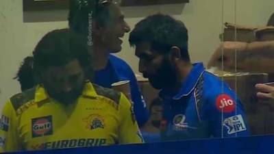 Jasprit Bumrah : मुंबई हरल्यानंतर जसप्रीत बुमराह CSK च्या ड्रेसिंग रुममध्ये जाऊन धोनीला म्हणाला...