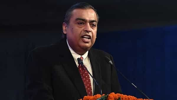 मुकेश अंबानी हे देशातील सर्वात श्रीमंत व्यक्ती आहेत. मुकेश अंबानी हे आपल्या आरोग्याकडे विशेष लक्ष देतात. विशेष म्हणजे मुकेश अंबानी यांनी तब्बल 15 किलो वजन कमी केले आहे.