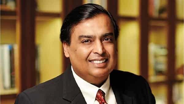 रिलायन्स इंडस्ट्रीज लिमिटेडचे अध्यक्ष मुकेश अंबानी हे कायमच चर्चेत असतात. मुकेश अंबानी हे आज कोट्यवधी संपत्तीचे मालक असून ते आशियातील सर्वात श्रीमंत व्यक्ती आहेत.