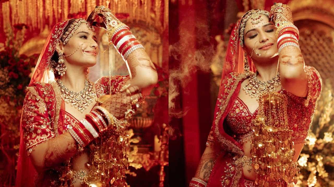अभिनेत्री आरती सिंह ही विवाहबंधनात अडकली.आरतीने लग्नात लाल रंगाचा लेहंगा परिधान केला होता. लग्नातील लूक आरतीने सोशल मीडियावर शेअर केलाय. तिच्या या लूकला नेटकऱ्यांची पसंती मिळतेय.