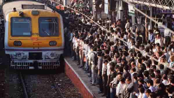 Mumbai Local Train : मध्य रेल्वेच्या प्रवाशांसाठी आनंदाची बातमी, आता वेळेवर ऑफिसला पोहोचता येणार कारण….