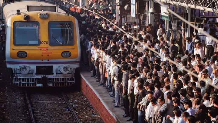 Mumbai Local Train : मध्य रेल्वेच्या प्रवाशांसाठी आनंदाची बातमी, आता वेळेवर ऑफिसला पोहोचता येणार कारण.... Mumbai Local Train : मध्य रेल्वेच्या प्रवाशांसाठी आनंदाची बातमी, आता वेळेवर ऑफिसला पोहोचता येणार कारण....
