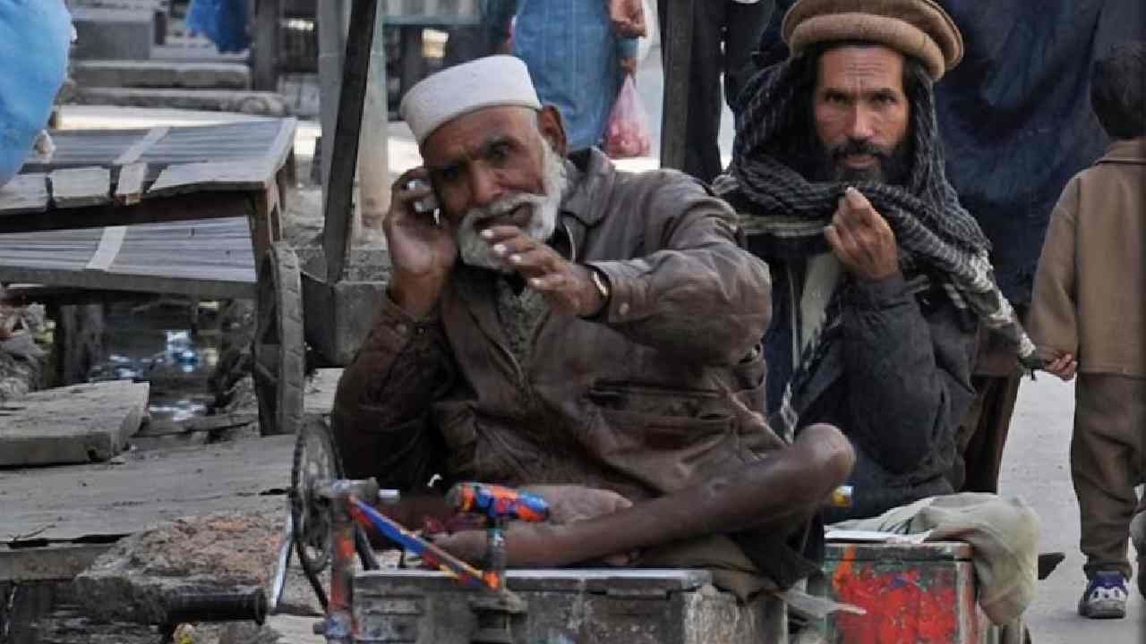 Pakistani beggars : पाकिस्तान नाही भिकारीस्तान, एकाचवेळी रस्त्यावर उतरले इतके लाख प्रोफेशनल भिकारी, कारण…