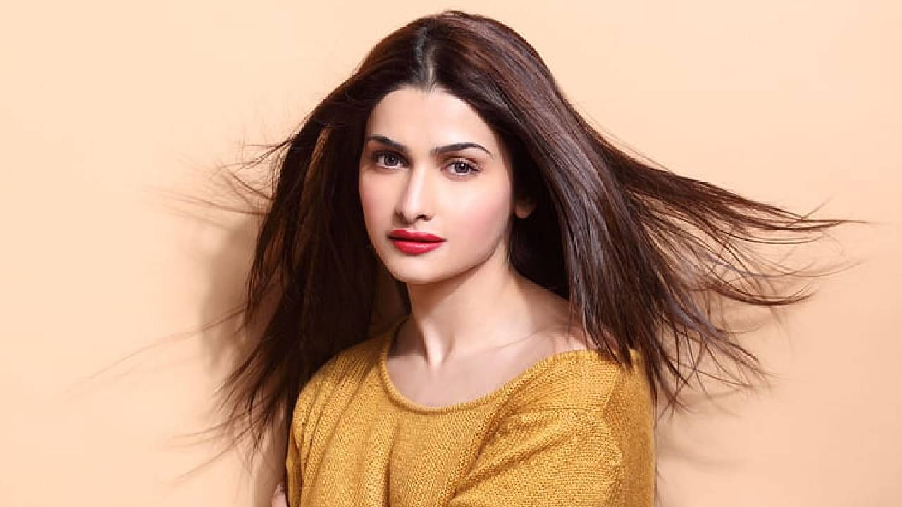 प्राची देसाईने सांगितले की, ती खूप भावनिक आहे. प्रेमासाठी ती काहीही करू शकते, यापूर्वी तिला प्रेमात धोका मिळालाय.