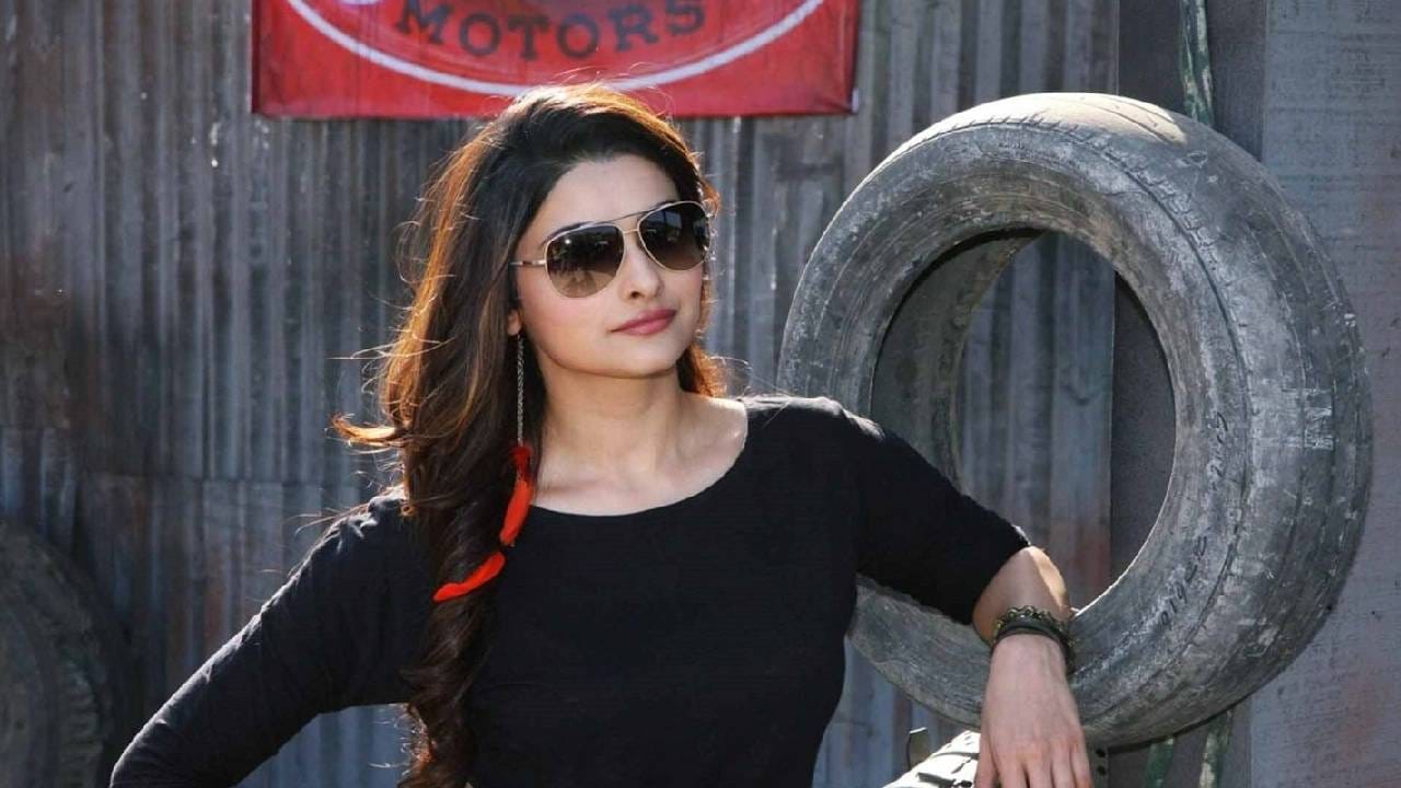 प्राची देसाई तिच्या आगामी चित्रपटाचे सध्या जोरदार प्रमोशन करत आहे. प्राची देसाई सोशल मीडियावरही चांगलीच सक्रिय दिसते. जबरदस्त फॅन फाॅलोइंग प्राचीची आहे.