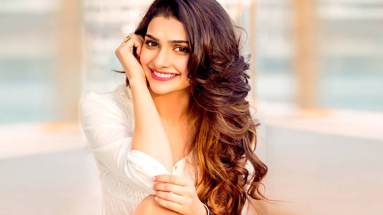 अभिनेत्री प्राची देसाई कायमच चर्चेत असते. मुलाखतीमध्ये प्राची देसाईने सांगितले की, ती लवकरच लग्न करणार आहे आणि चांगला व्यक्ती मिळाला की, ती लग्न करेल.