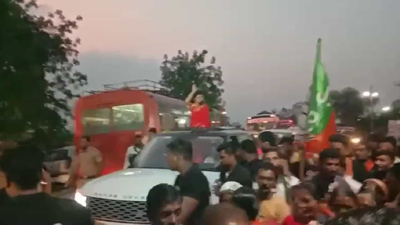 लोकसभा निवडणुकीच्या रणधुमाळीला सुरुवात झाली आहे. अनेक उमेदवार त्यांच्या मतदारसंघात प्रचार करत आहेत. काहींनी त्यांच्या प्रचारात सेलिब्रिटींनाही सहभागी करून घेतलं आहे. मराठमोळी अभिनेत्री प्राजक्ता माळी अशाच एका प्रचारसभेत सहभागी झाली.