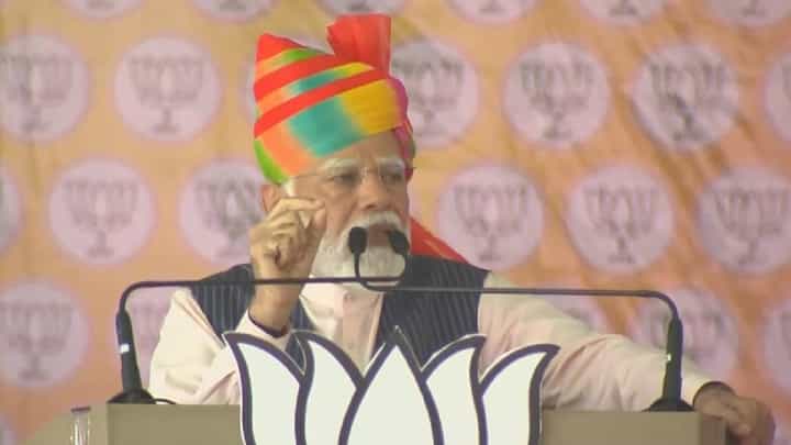 वर्ध्यात पंतप्रधान मोदींचं मराठीतून भाषण अन् सभास्थळी म्हटला विठुरायाचा अभंग वर्ध्यात पंतप्रधान मोदींचं मराठीतून भाषण अन् सभास्थळी म्हटला विठुरायाचा अभंग