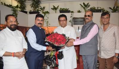 20 वर्षांनंतर पहिल्यांदाच राज ठाकरे धनुष्यबाणाला मतदान करणार