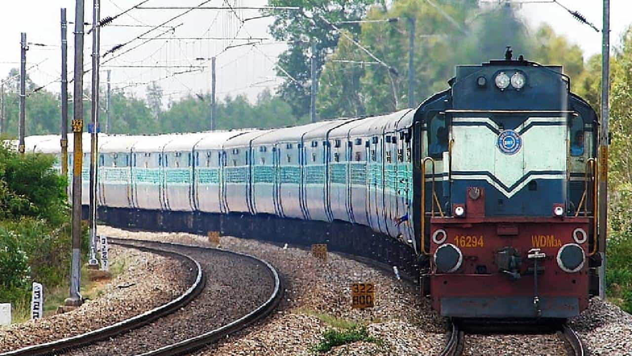 नोकरीच्या शोधात असणाऱ्यांसाठी मोठी संधी आहे. विशेष म्हणजे रेल्वे विभागाकडून ही भरती प्रक्रिया राबवली जात आहे. विविध पदांसाठी ही भरती प्रक्रिया राबवली जातंय. रेल्वे विभागात नोकरी करण्याची ही थेट संधी तुमच्याकडे आहे.