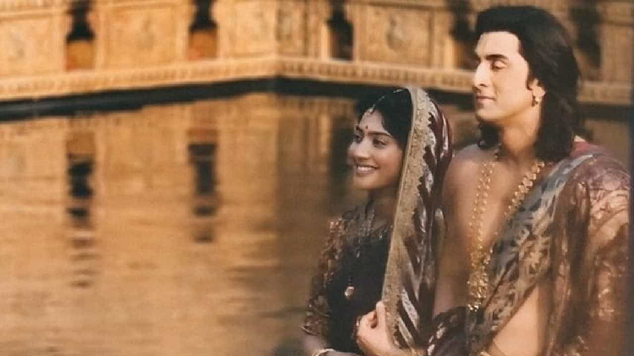 नितेश तिवारी दिग्दर्शित 'रामायण' या चित्रपटाविषयी प्रेक्षकांमध्ये प्रचंड उत्सुकता आहे. या बिग बजेट चित्रपटाच्या शूटिंगला सुरुवात झाली असून सेटवरील काही फोटो सोशल मीडियावर व्हायरल झाले आहेत. या फोटोमध्ये अभिनेता रणबीर कपूर हा प्रभू श्रीराम यांच्या तर अभिनेत्री साई पल्लवी ही सीतेच्या वेशभूषेत पहायला मिळत आहेत.