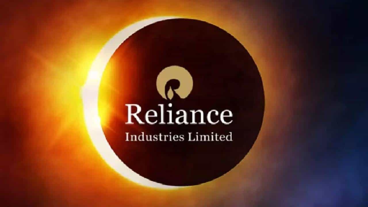 मुकेश अंबानी यांच्या सर्वात मौल्यवान कंपनी रिलायन्स इंडस्ट्रीजने चौथ्या तिमाहीचे निकाल जाहीर केले आहेत. जानेवारी ते मार्च या तिमाहीत कंपनीला 18,951 कोटी रुपयांचा लाभांश जाहीर केला आहे. या आनंदात रिलायन्सने गुंतवणूकदारांना लाशांभ जाहीर केला आहे.