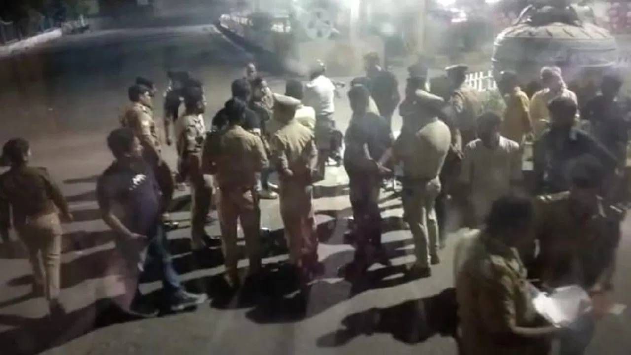 Religious conversion : महिना 50 हजार देऊन हिंदुंना ख्रिश्चन बनवण्याचा प्लान असा फसला Religious conversion : महिना 50 हजार देऊन हिंदुंना ख्रिश्चन बनवण्याचा प्लान असा फसला