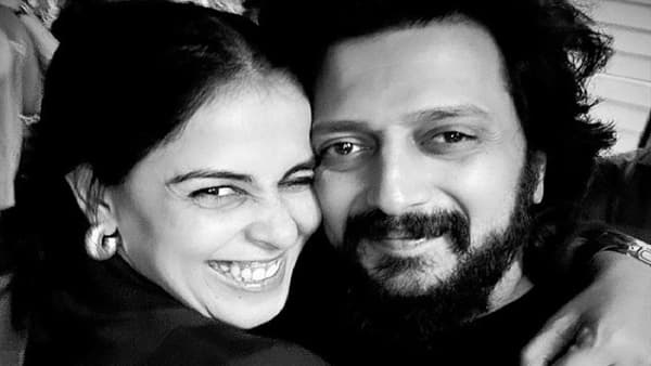 रितेश आणि जेनेलिया देशमुख हे मनोरंजनसृष्टीतील एक पॉवर कपल, आदर्श जोडपं म्हणून त्यांची ओळख.