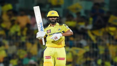CSK vs KKR : कॅप्टन ऋतुराजचं दमदार अर्धशतक, चेन्नई विजयाजवळ