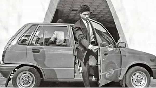 Maruti 800 : सचिन तेंडूलकरच्या कार कलेक्शनमध्ये सर्वात पहिले मारुती 800 दाखल झाली होती. ही कार आता फार कमी लोकांकडे दिसते. मॅन्युअल ट्रान्समिशनची ही कार 59Nm@2500rpm टार्क जेनरेट करते. ही एक बजेट फ्रेंडली कार म्हणून ओळखली जाते.