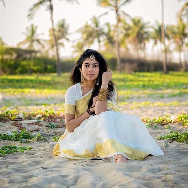 सध्या बॉलिवूड आणि दाक्षिणात्य चित्रपटसृष्टीत जबरदस्त क्रॉस कनेक्शन पहायला मिळतंय. बॉलिवूडमधील बरेच कलाकार साऊथमध्ये काम करतायत. तर साऊथमधील कलाकार बॉलिवूडमध्ये भूमिका साकारत आहेत. आता नितेश तिवारी दिग्दर्शित 'रामायण' या बहुचर्चित चित्रपटात प्रसिद्ध दाक्षिणात्य अभिनेत्री साई पल्लवी सीतेच्या भूमिकेत दिसणार असल्याचं कळतंय.