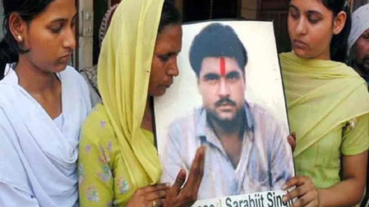 Sarabjits murderer Killed : सरबजीतच्या मारेकऱ्याचा गेम होताच पाकिस्तानचा तिळपापड, भारताबद्दल म्हटलं…