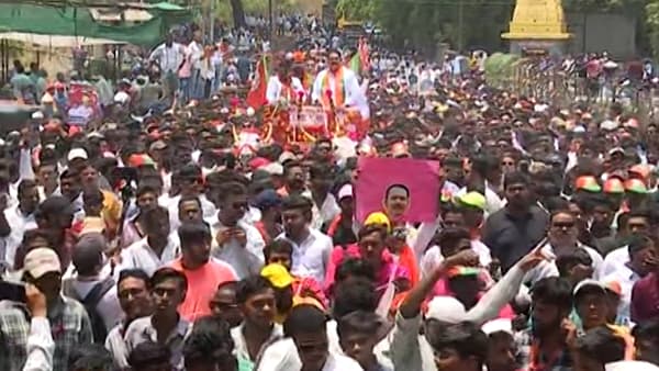 लोकसभा निवडणुकीचा प्रचार आता शिगेला पोहोचला आहे. राजपक्षांच्या सभा अन् रॅलीने निवडणुकीचा 'माहौल' तयार झाला आहे. अशातच विविध पक्षांचे उमेदवार आपले निवडणूक अर्ज दाखल करत आहेत. साताऱ्यात देखील उमेदवारी अर्ज भरण्यासाठीची लगबग पाहायला मिळते आहे.