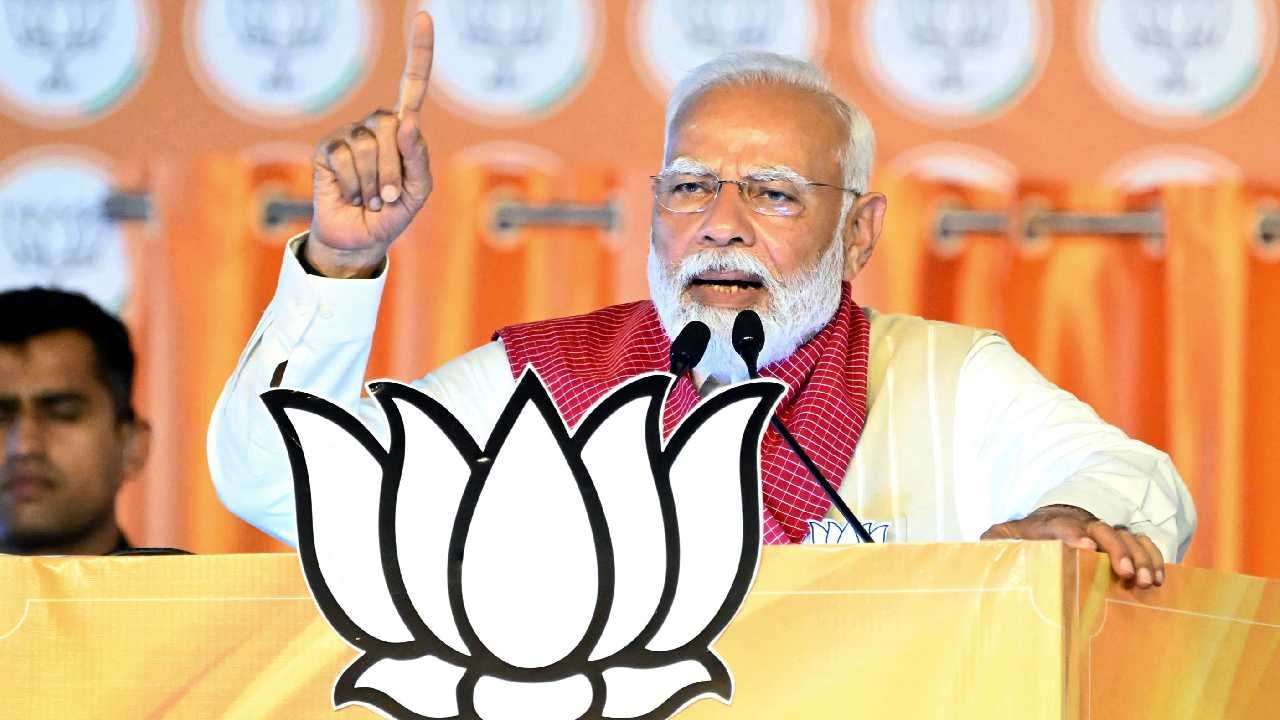 'काँग्रेसने 40 वर्ष सैनिक कुटुंबांना वंचित ठेवलं', पंतप्रधान मोदींचा साताऱ्यात निशाणा