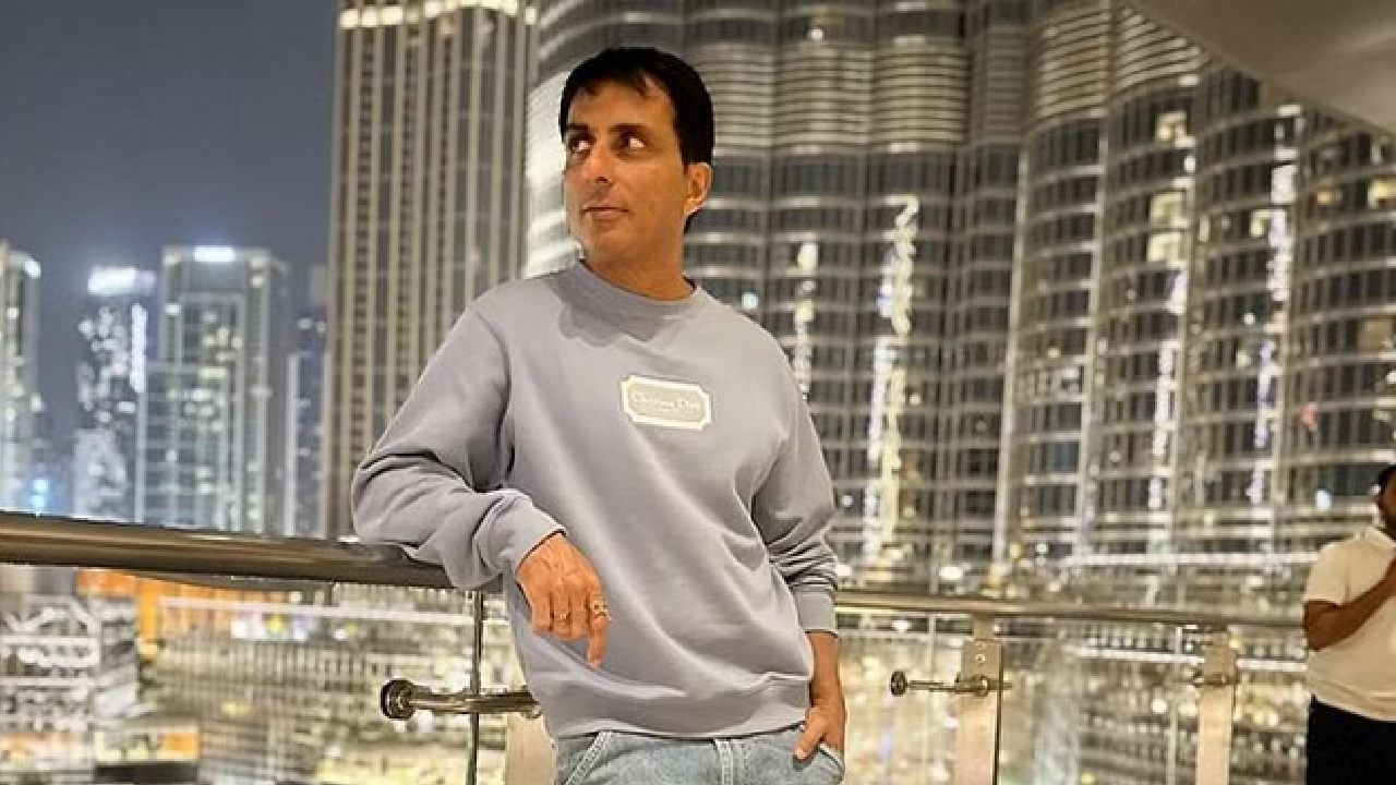 Sonu Sood : डिलीव्हरी बॉयने ग्राहकाच्या घरातून बूट चोरले , सोनू सूद बचावासाठी उतरला आणि ट्रोल झाला