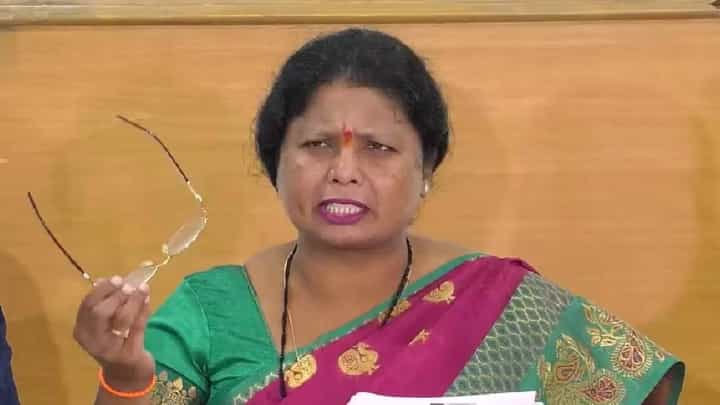 'गर्जे'ल तो पडेल काय? सुषमा अंधारेंचा रोख कुणावर? 'त्या' सूचक ट्विटची चर्चा 'गर्जे'ल तो पडेल काय? सुषमा अंधारेंचा रोख कुणावर? 'त्या' सूचक ट्विटची चर्चा
